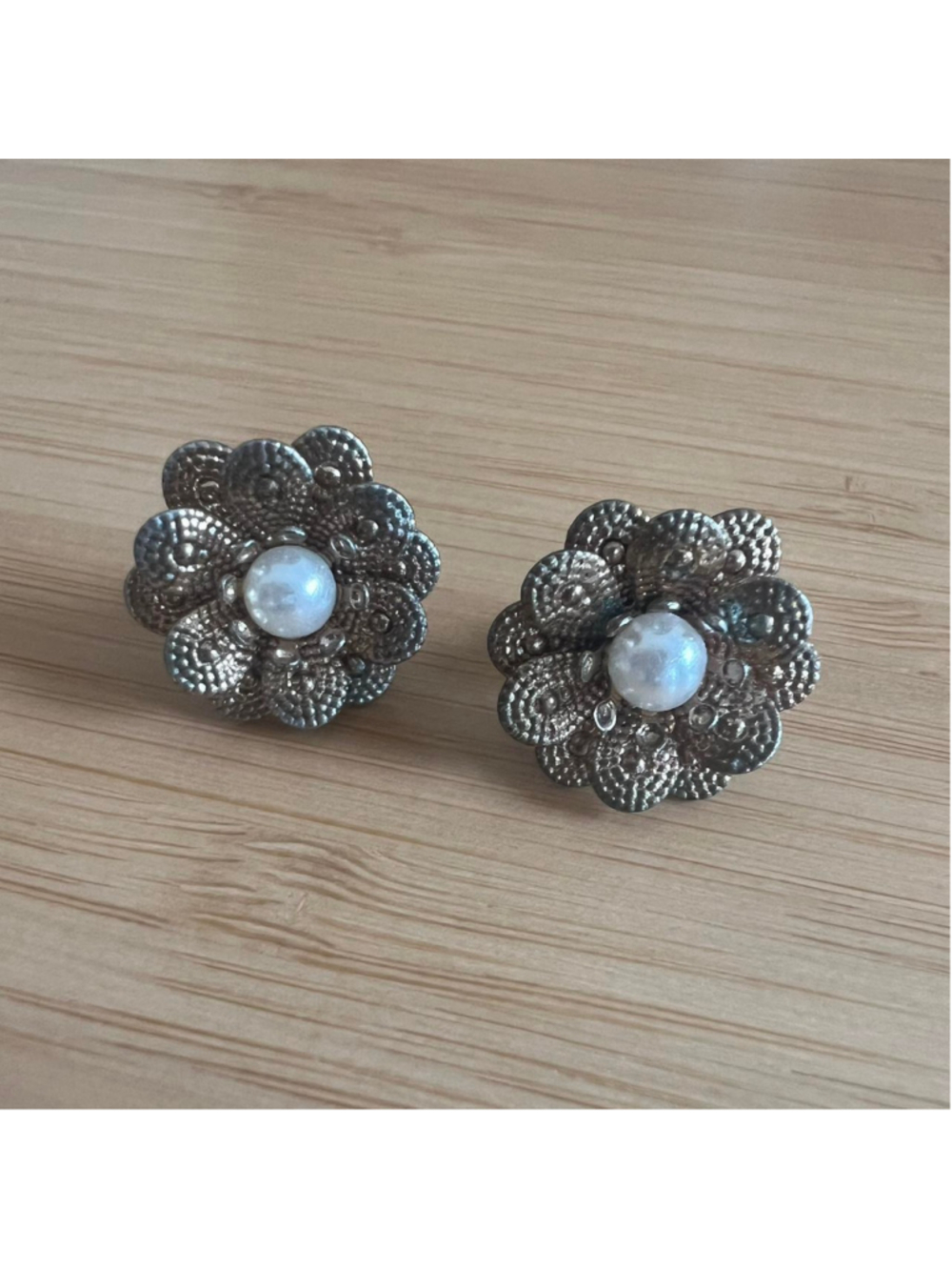 Vintage gold stud flower earrings with pearl detail